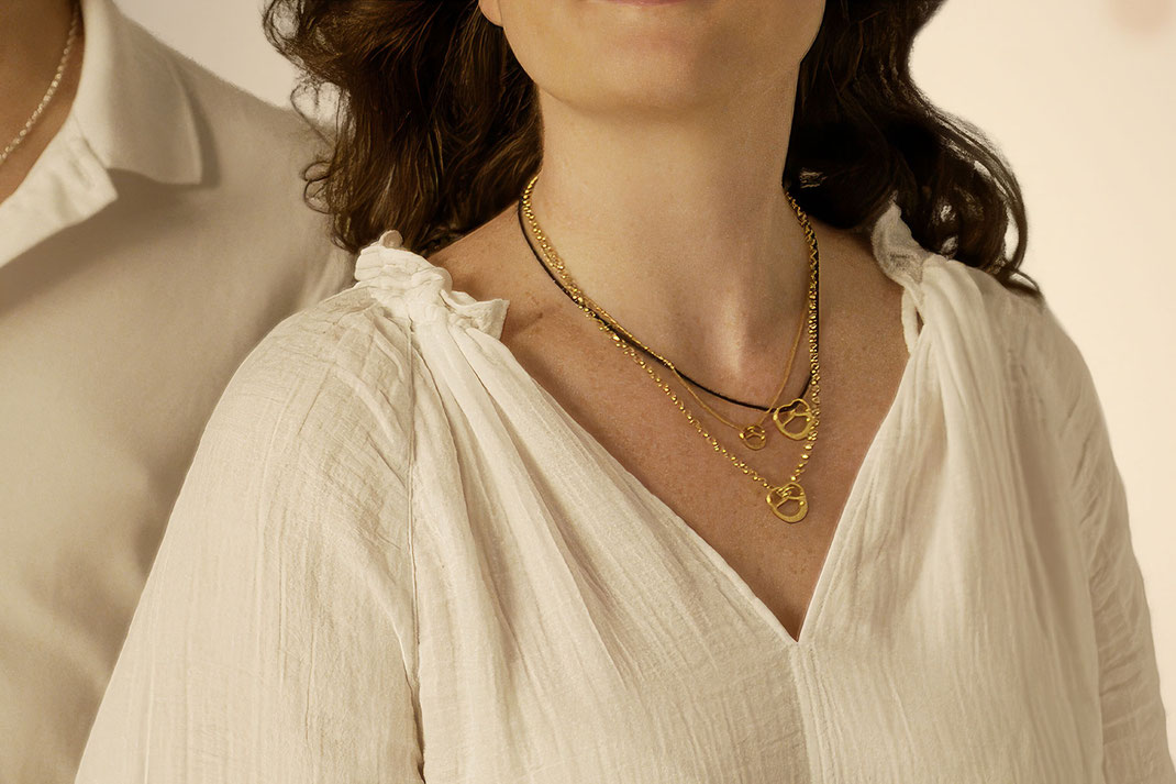 Unsere goldigen Brezel Schmuck-Anhänger, Halsketten, Armbänder, Broschen und Ohrstecker von perlenpool verbinden Tradition mit modernem Design, sorgfältige Verarbeitung und nachhaltige Handwerkskunst aus Stuttgart