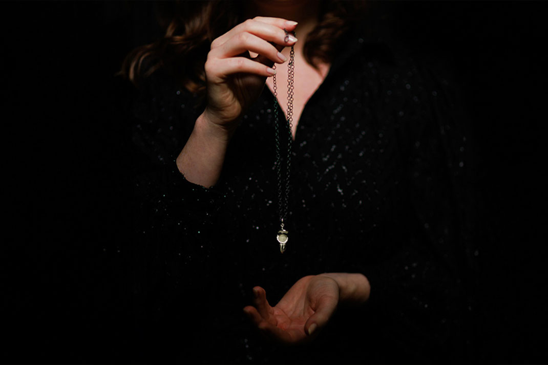 Karnivoren aus Silber als Schmuck-Anhänger: perlenpool x Green Jaws eine Kooperation wir starten mit der 'Königin der Kannenpflanze' Kanne von Nepenthes rajah als Schmuckanhänger in zwei Größen im Jahr 2025