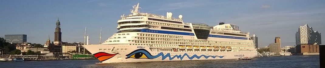 AIDIsol bei der Ausfahrt aus dem Hamburger Hafen zur Weltreise 2024 - Kreuzfahrt um die Welt mit Aida Cruises
