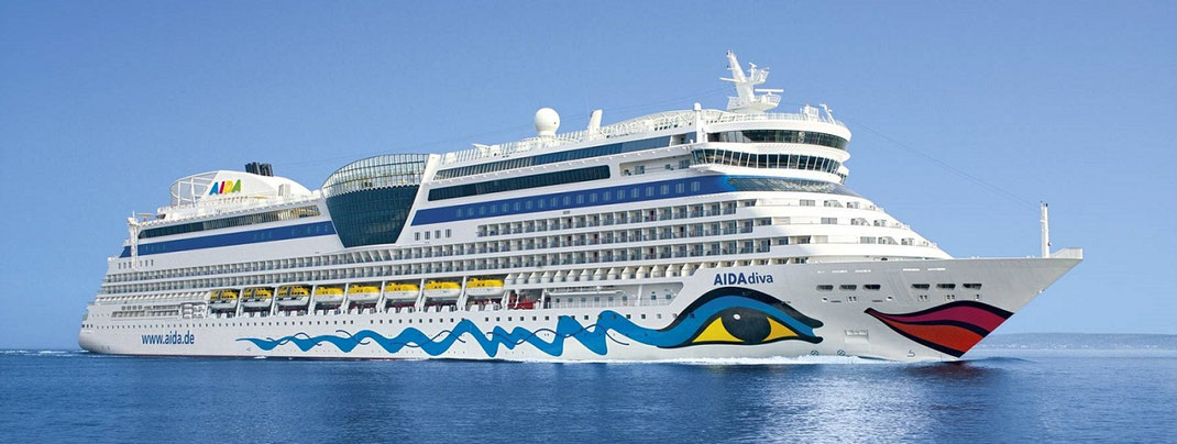 AIDAdiva im Sommer auf der Nordsee, unterwegs Richtung Hamburg für die große AIDA Weltreise 2026–2027; sonnige Außenaufnahme des Schiffes mit Hinweis auf Frühbucher Vorteile beim Reisebüro Reiselotsen Hamburg