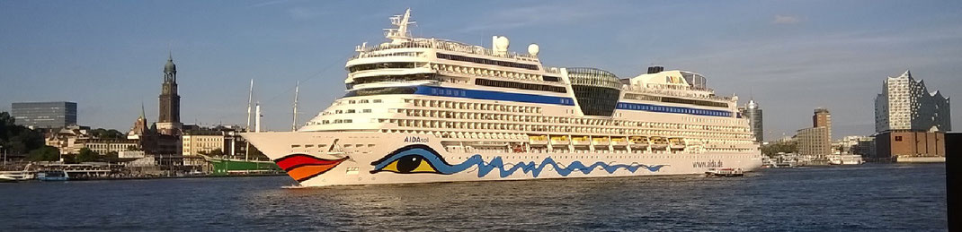 AIDA Kreuzfahrtschiff verlässt den Hamburger Hafen bei Sonnenuntergang | Hamburger Hafen Startpunkt für Karibik- und Transreisen | AIDA Kreuzfahrten ab Hamburg