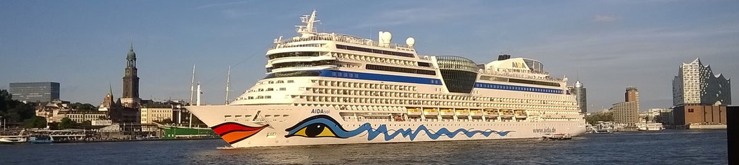 MS AIDAsol beim Auslaufen aus dem Hamburger Hafen entlang der Landungsbrücken zum Start der AIDA Weltreise ab Hamburg - Reisebüro Reiselotsen verabschiedet seine Kunden zur Weltumrundung per Kreuzfahrtschiff