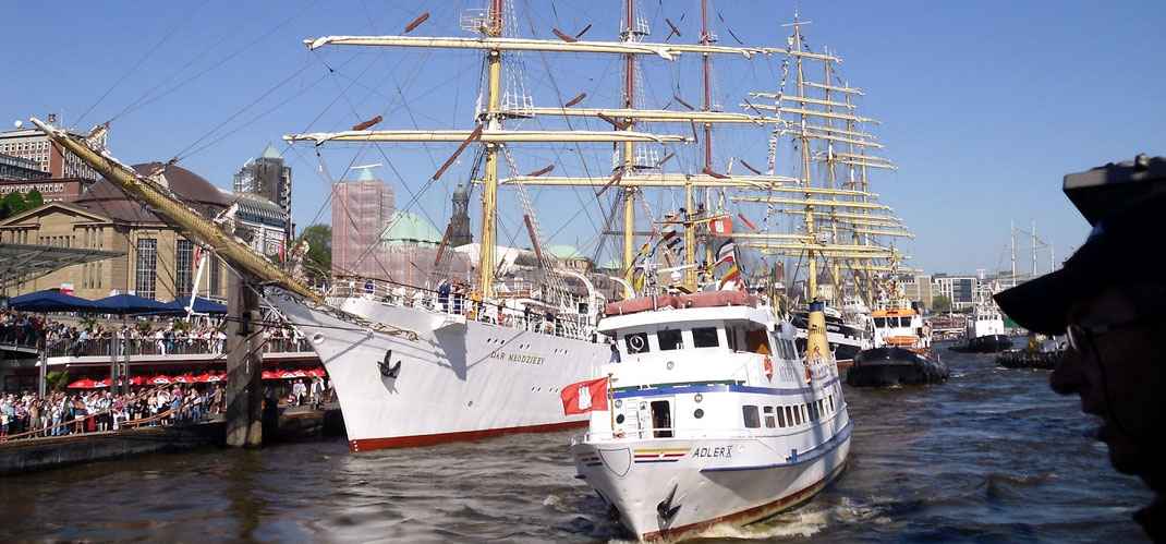 Segelschiffe im Hamburger Hafen zum alljährlichen Hafengeburtstag - Reisebüro Reiselotsen bucht auch Segelreisen auf Großseglern ab Hamburg