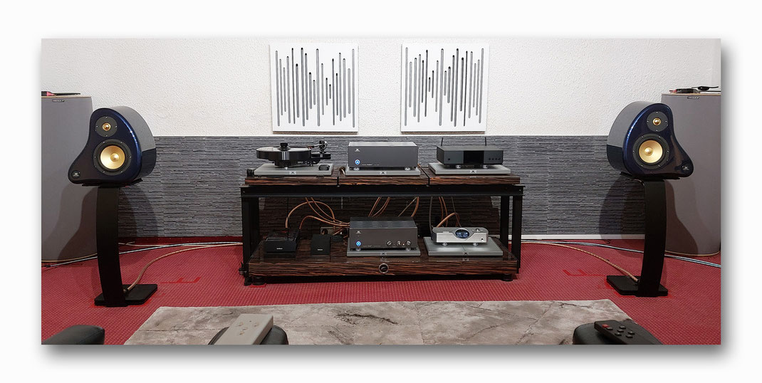 Ensemble Ondiva Gold auf ARC, Brinkmann Bardo mit 10.5, Auralic Aries G2.2, Massimo Fonobrio, unten RöNt und Performance Nt Bardo, Massimo Fuoco, Chord Dave. Stromversorgung Ensemble Dalvivo, NF Kabel Incanto, LS Kabel Ensemble Dalvivo.