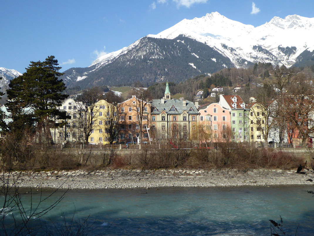 Spaziergang am Fluss entlang in Innsbruck