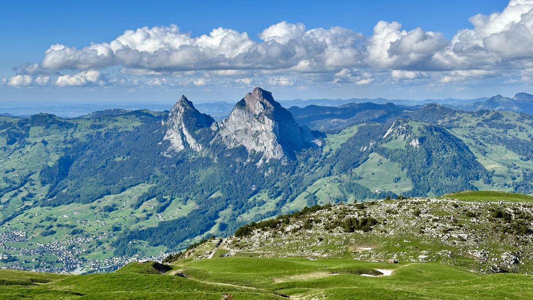 Blick auf den Grossen und Kleinen Mythen beim Abstieg vom Fronalpstock, Trailrun Stoos, Kanton Schwyz, Zentralschweiz, Schweiz.