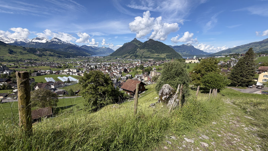 Blick auf die Ortschaft Schwyz mit Vierwaldstättersee und Rigi im Hintergrund.