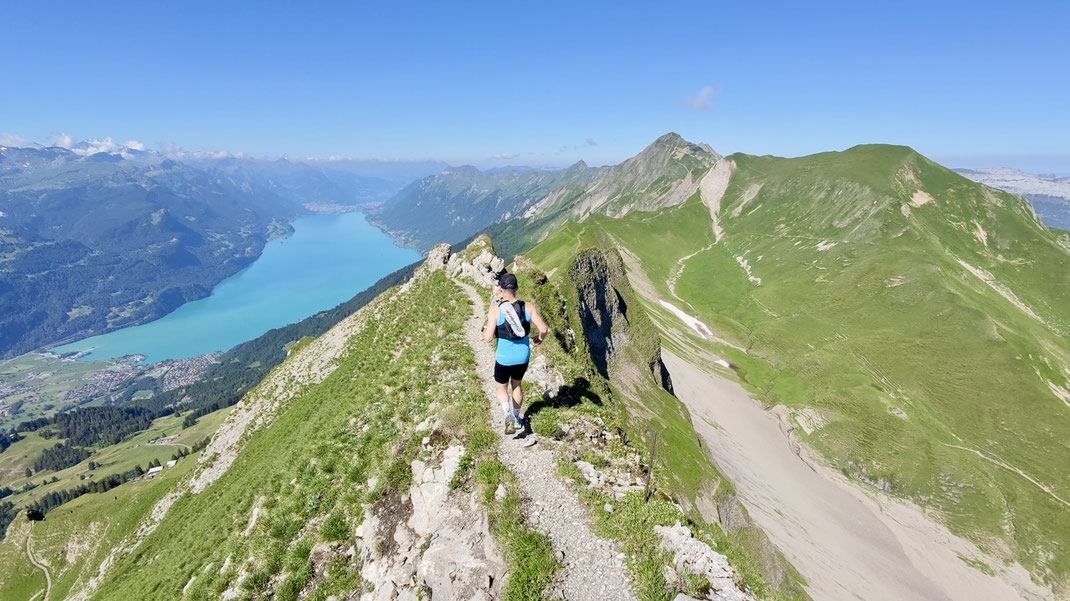 Trailrunner auf dem schmalen Grat beim Höch Gumme oberhalb des Brienzersees in Obwalden.