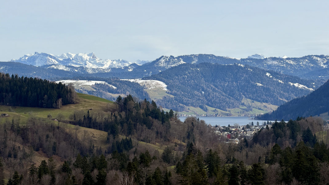 Aussicht vom Zugerberg oberhalb der Brunegg auf Ägerisee und schneebedeckte Alpen in der Zentralschweiz.
