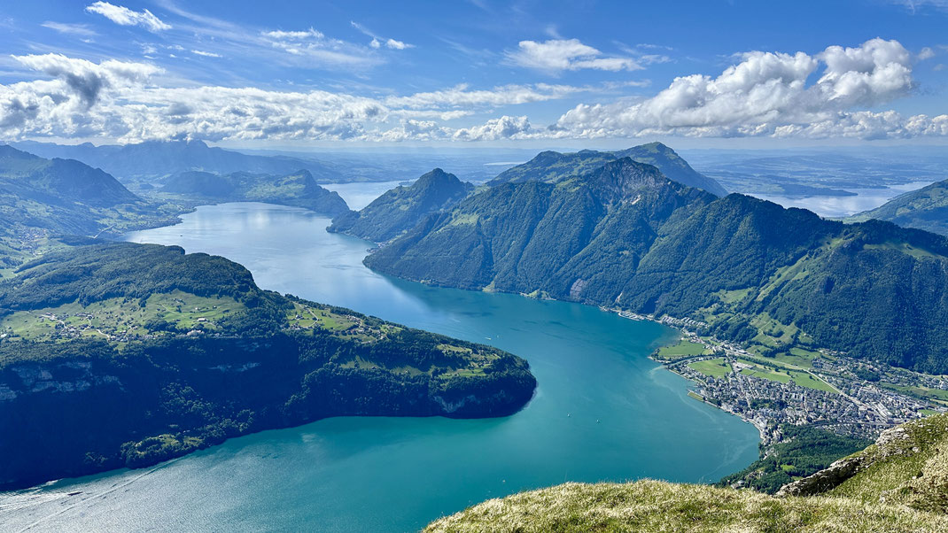 Aussicht vom Fronalpstock auf den Vierwaldstättersee mit Blick auf Rigi und Pilatus bei sonnigem Wetter, Panorama Trailrun Stoos, Zentralschweiz, Schweiz.