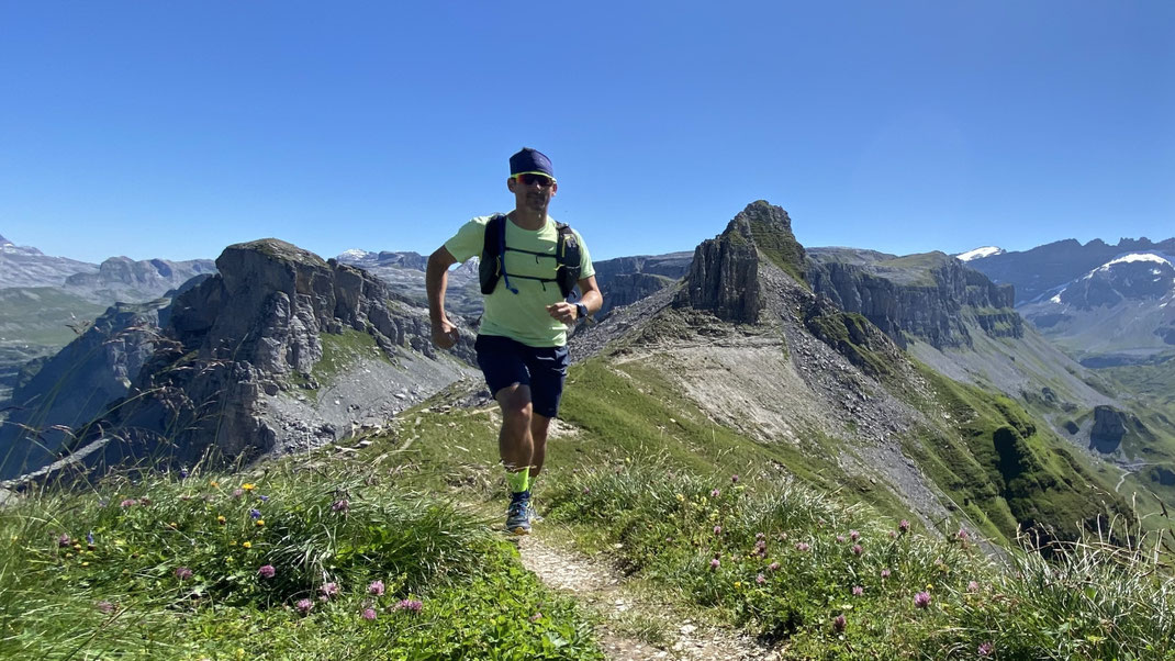 Trail Running am Schächertaler Höhenweg Richtung Klausenpass mit alpinem Bergpanorama in der Zentralschweiz