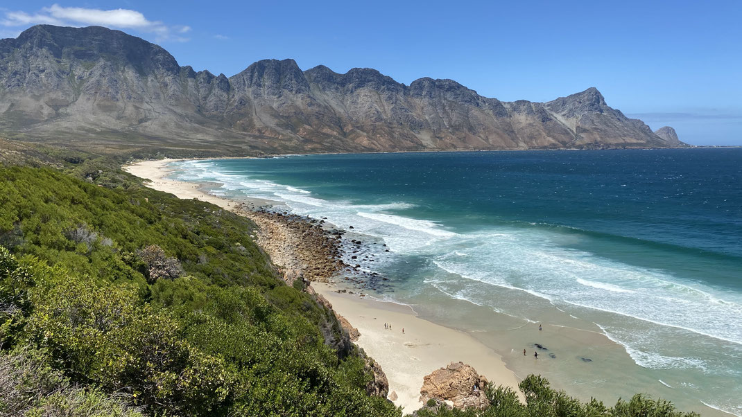Küstenstrasse R44 von Gordon's Bay nach Hermanus - hier der Kogel Baai Beach mit seinem türkisblauen Wasser und weissen Sandstrand