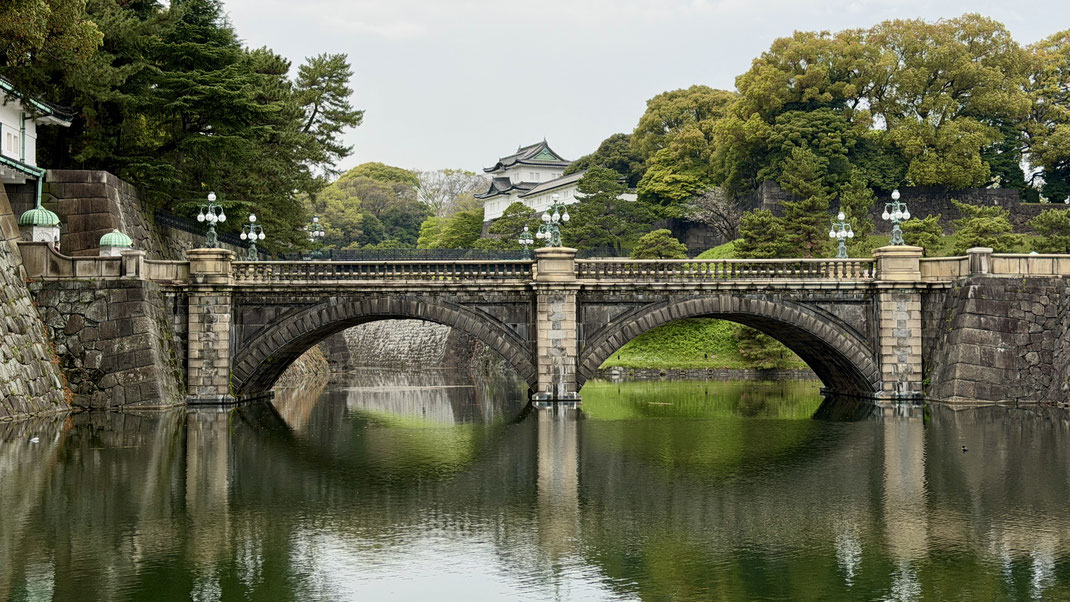 Kaiserpalast in Tokio, im Vordergrund eine Brücke welche über den mit Wasser gefüllten Burggraben führt