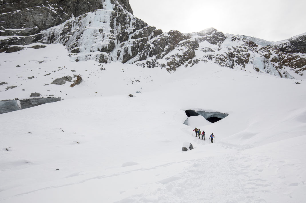 Nach rund 2.5 Stunden Schneewanderung liegen uns die Gletscherhöhlen zu Füssen