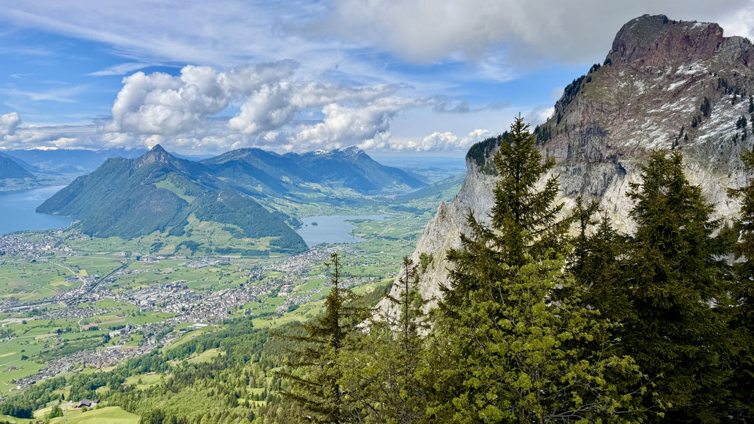 Blick von der Rotenflue auf Vierwaldstättersee, Lauerzersee, Rigi und Grossen Mythen.