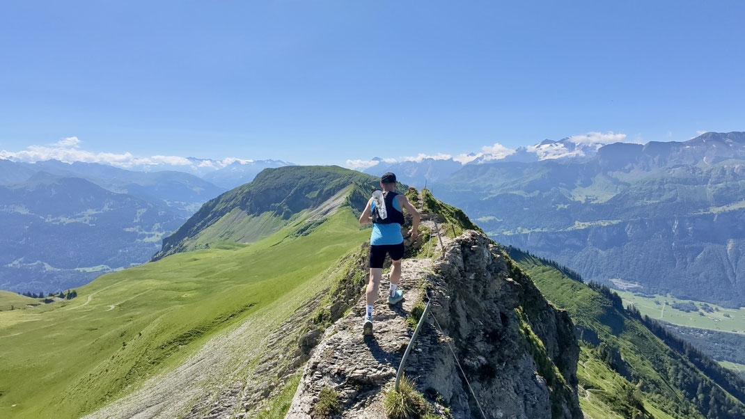 Trailrunner auf dem schmalen Grat zwischen Höch Gumme und Wilerhorn bei herrlichem Sommerwetter
