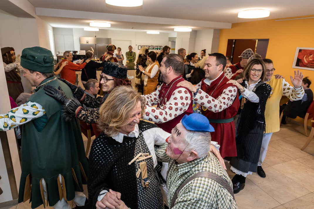 Dieser Heimbewohner geniesst den Tanz mit Wöschwyb Esther und lässt sich von der Polonaise nicht beirren