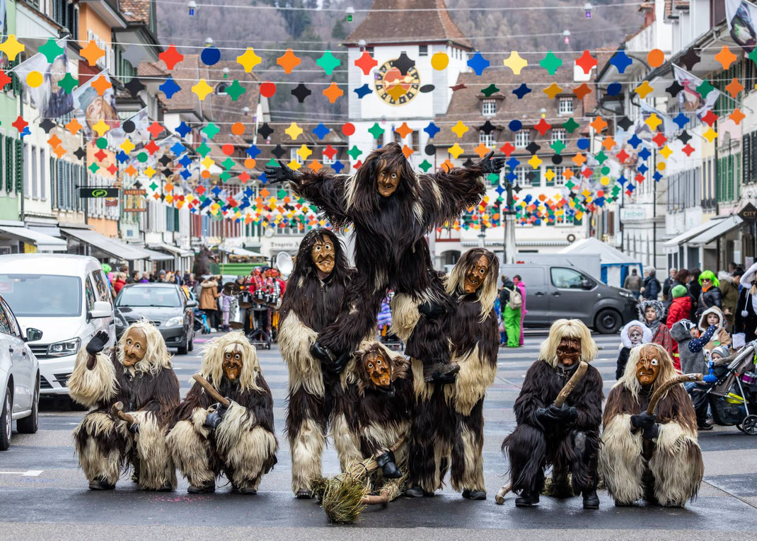 Ostergauer Moosträggele in Paradeformation