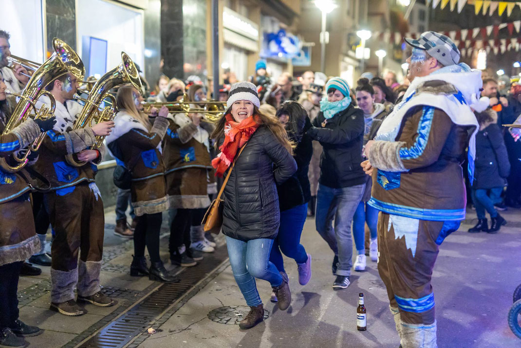 Big Party mitten in der Hauptgasse: Polonaise eines begeisterten Publikums