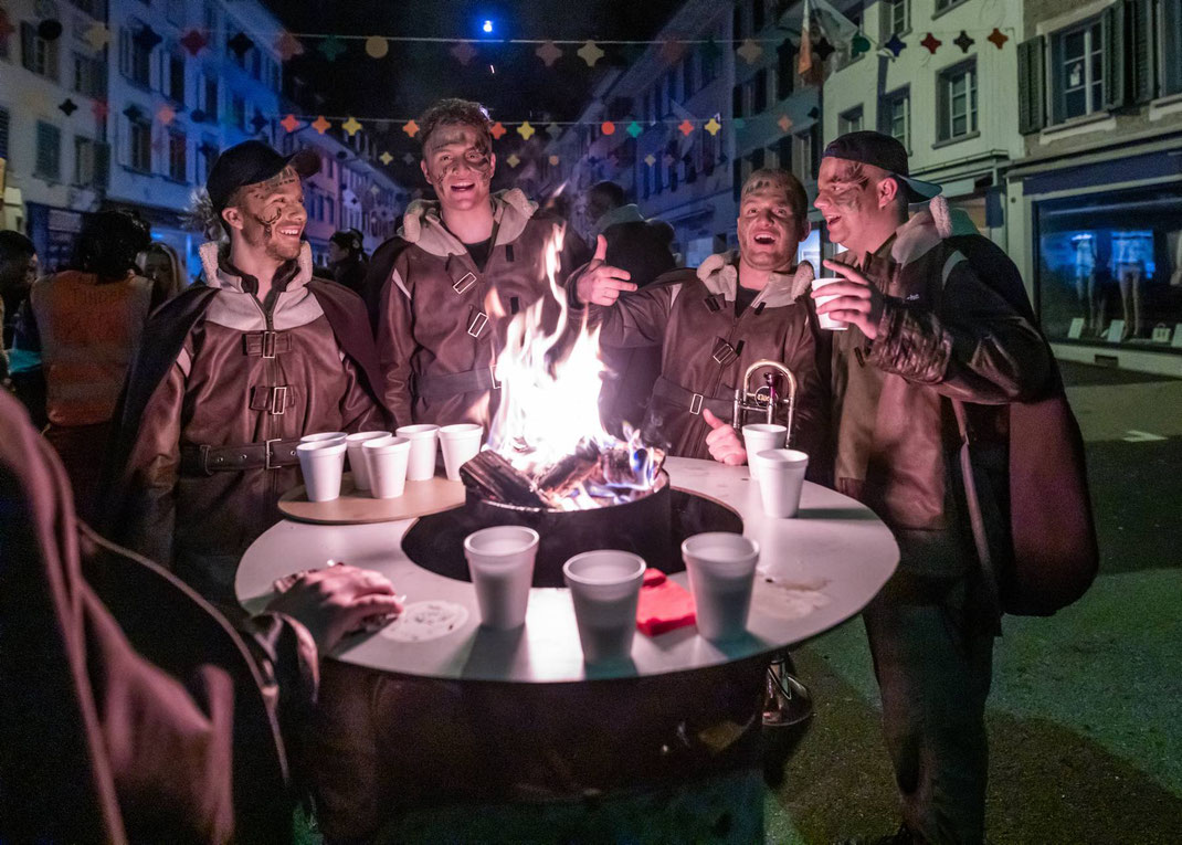 Aufwärmen an der Moorsträggele Feuerbar am frühen Schmudo-Morgen