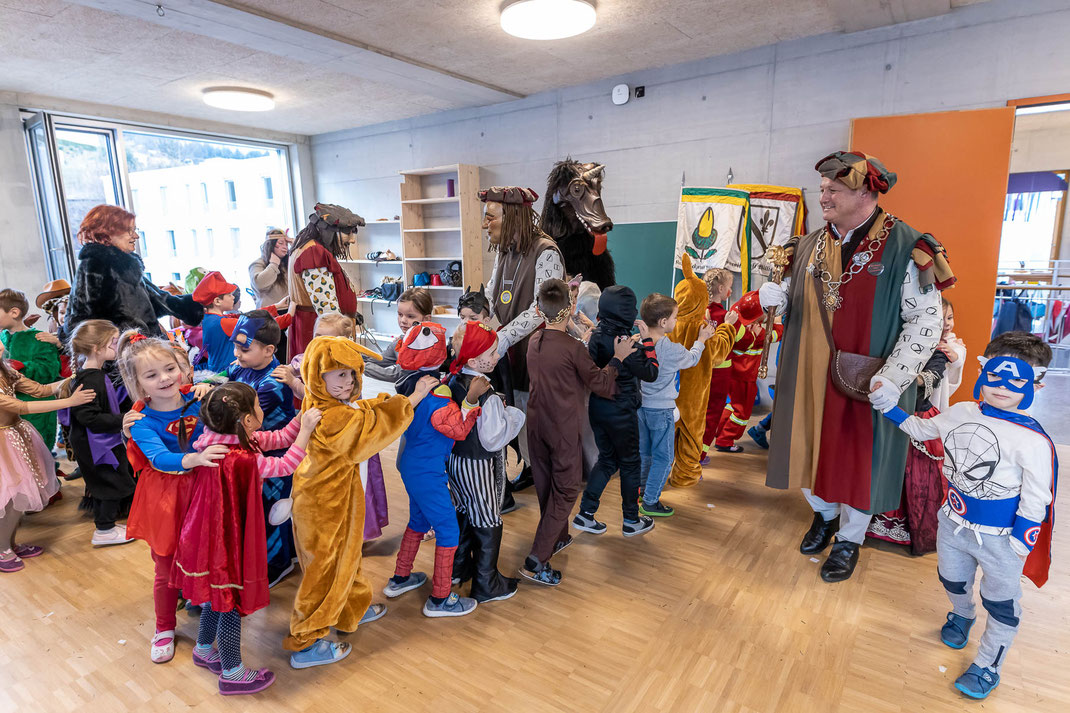 Zunftmeister Kneubi-Schweiz führt im Kindergarten Im Grund die Polonaise an