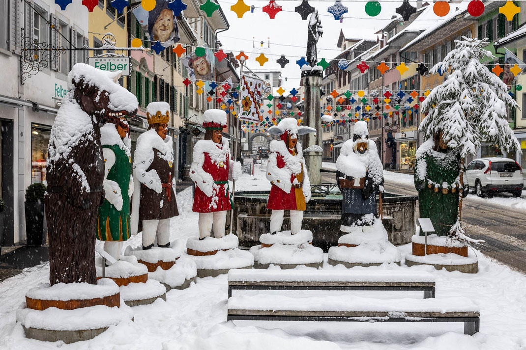 Karnöffel-Figuren im tiefverschneiten Städtli am 27. Januar 2021