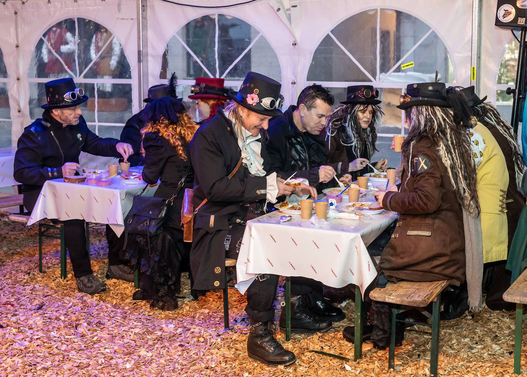 Gemeinsames Frühstück im Karnöffelzelt vor dem Rathaus