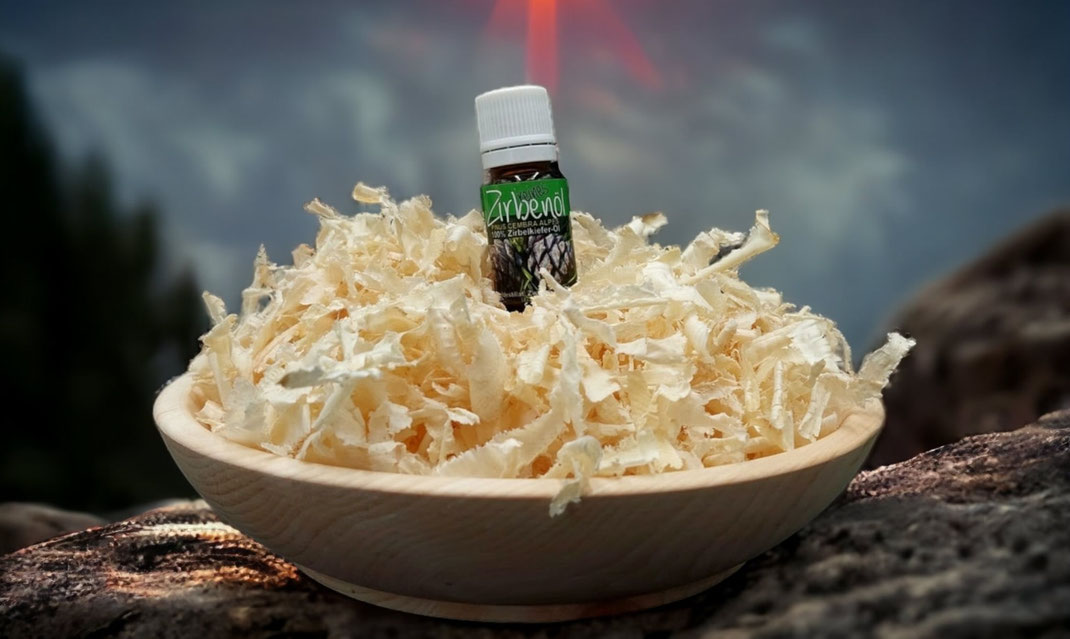 Zirbenschale kann mit frischen Zirbenspänen und 10 ml reinem Zirbenöl, oder ohne Inhalt bestellt werden