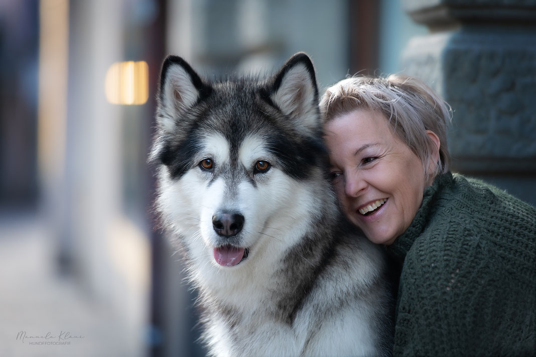 Beziehung zwischen Hund und Besitzerin zeigen