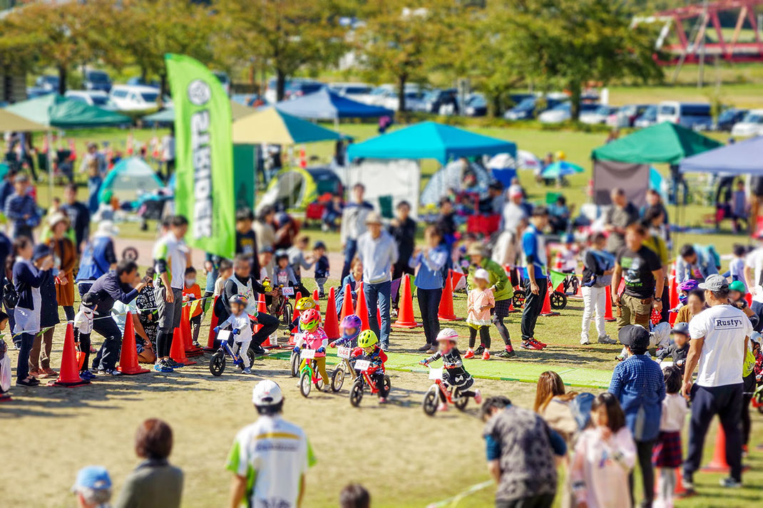 カリオンパーク開催のストライダー大会（小柳はじめ撮影）