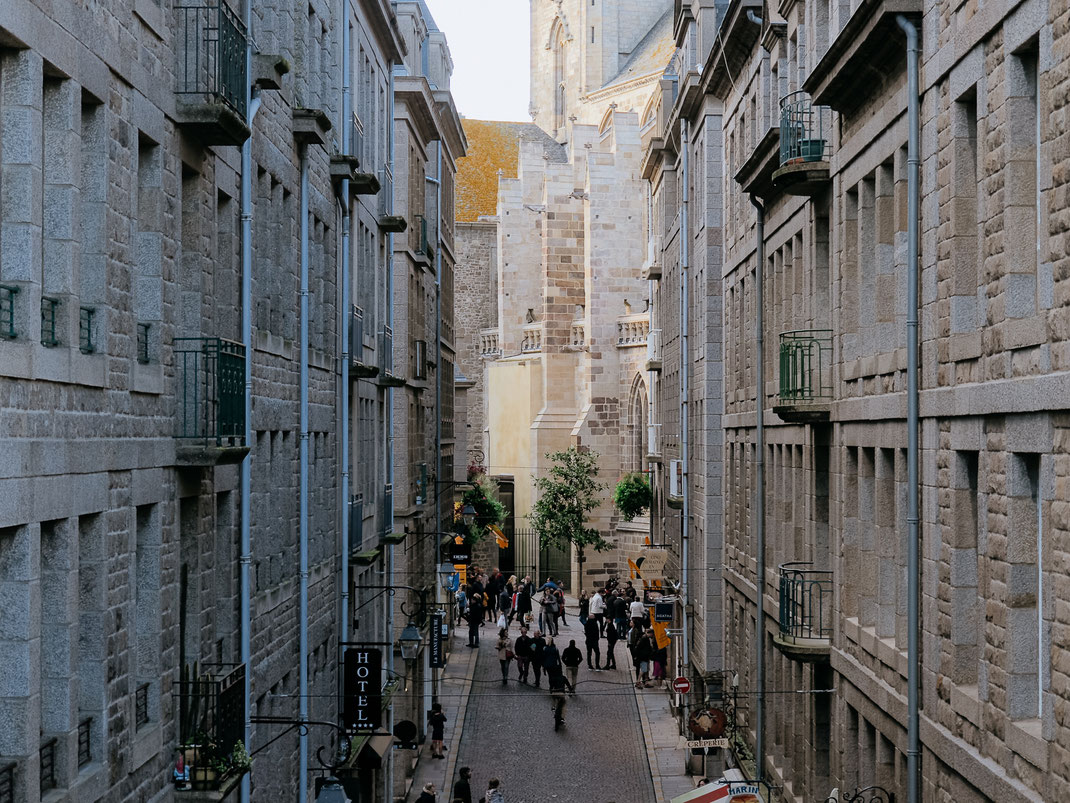 Grand Rue - The street getting to the Cathedral Saint-Vincent-de-Saragosse de Saint-Malo