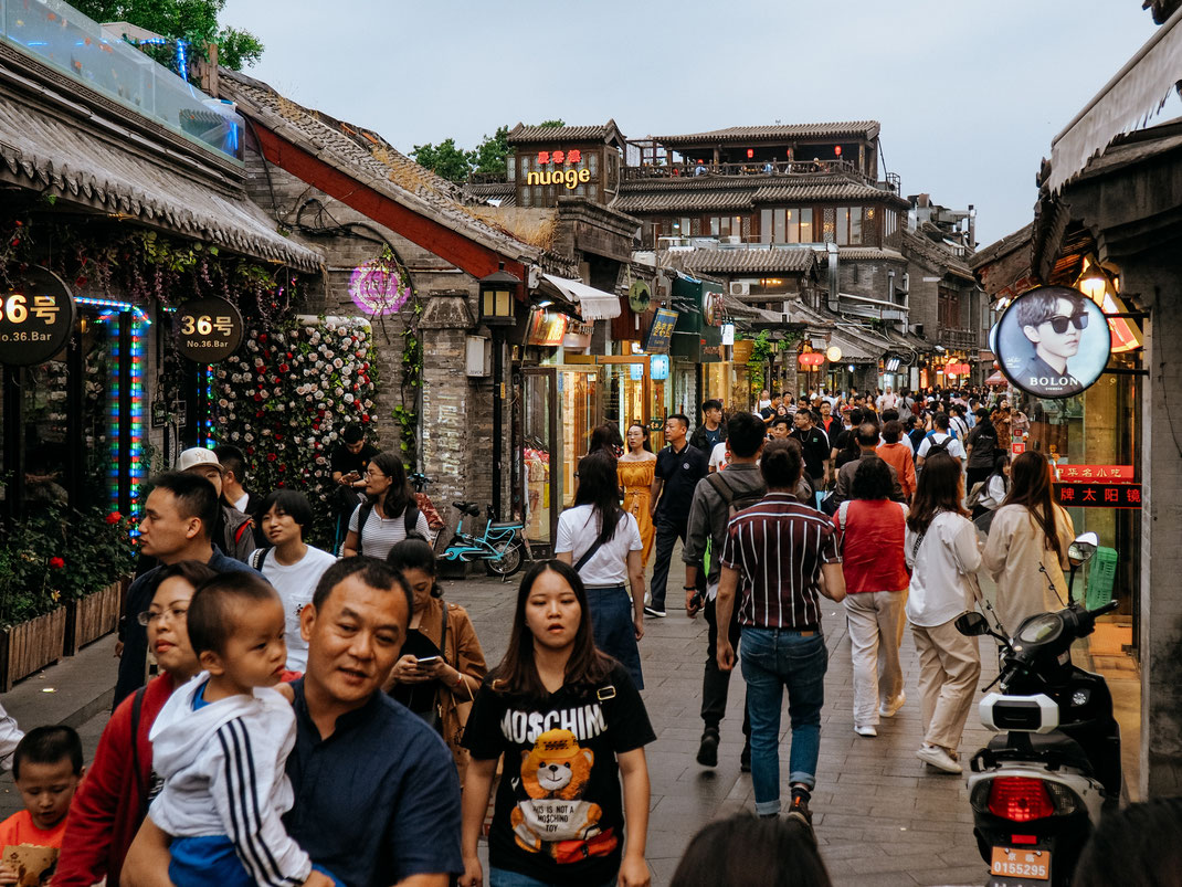 Rafael lost in the crowds in the Hutong