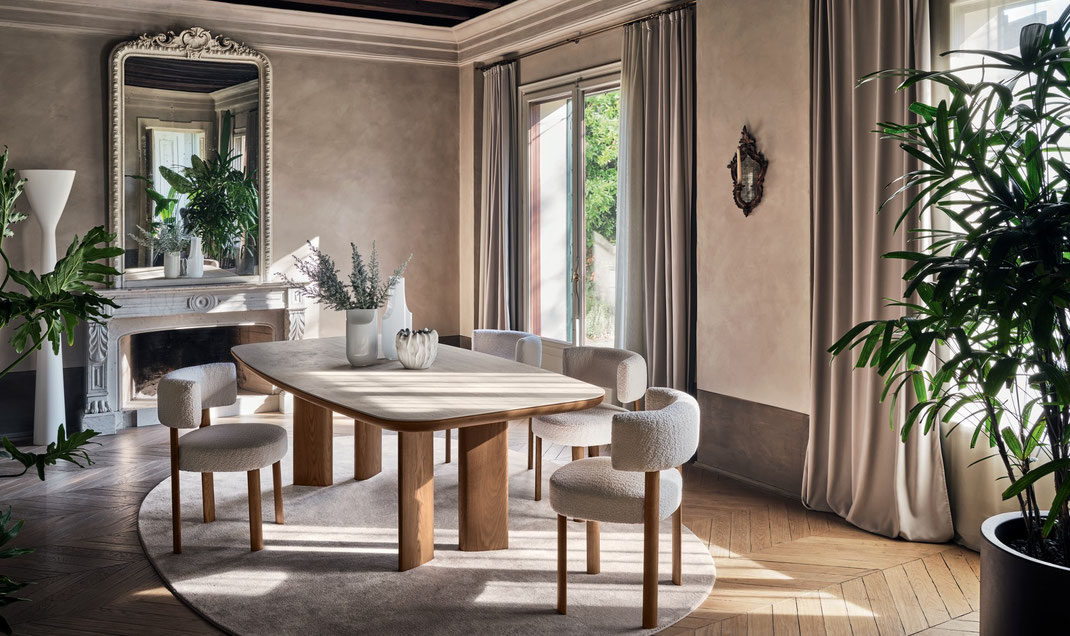 tavolo con gambe in rovere e piano in travertino bianco 