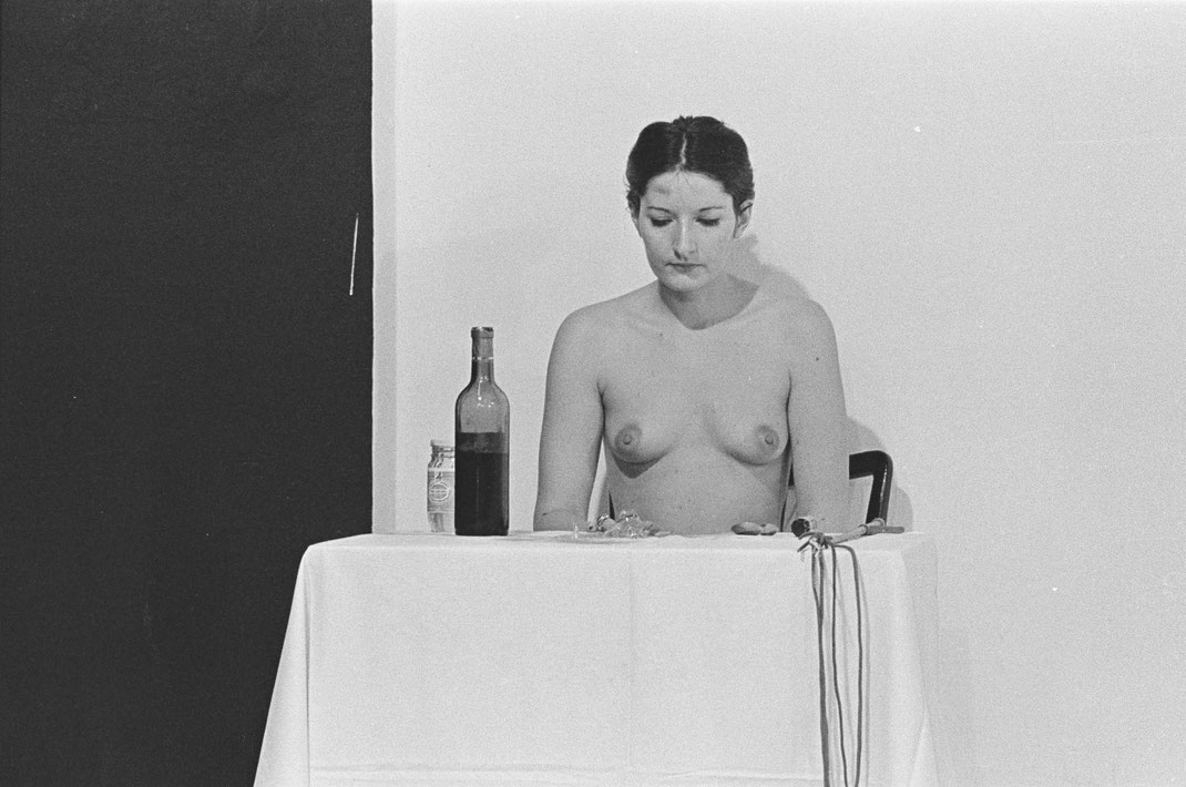 Marina Abramovićs Performance Lips of Thomas fand erstmals in der Galerie Krinzinger in Innsbruck statt. 1976.