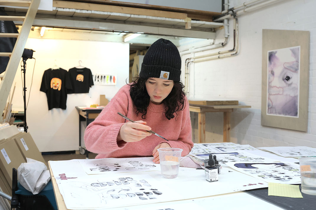 Die Künstlerin Bianca Kennedy entwirft eine Kunst Edition. The artist Kennedy.