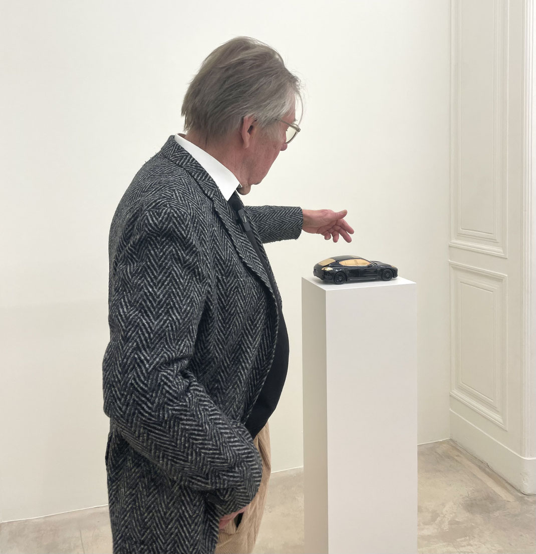 Gottfried Bechtold zeigt ein Porsche Modell - Panamera. 
