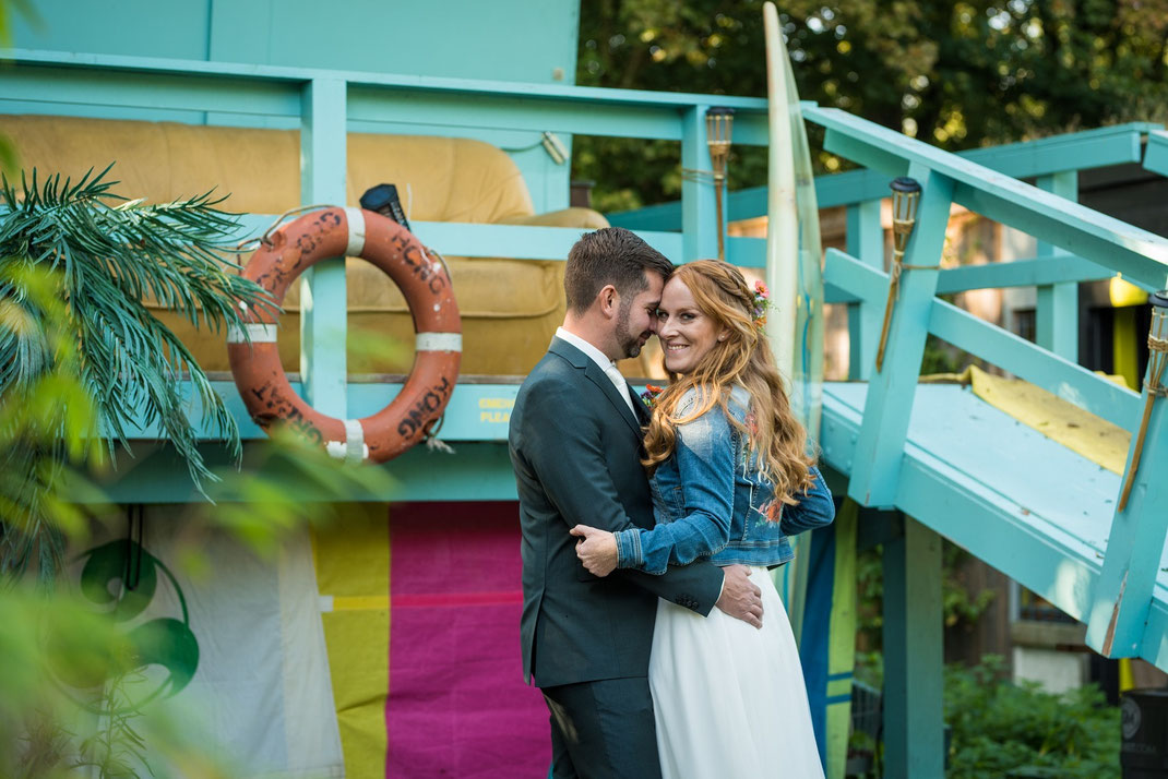boho bruid met festival thema bruiloft spijkerjasje