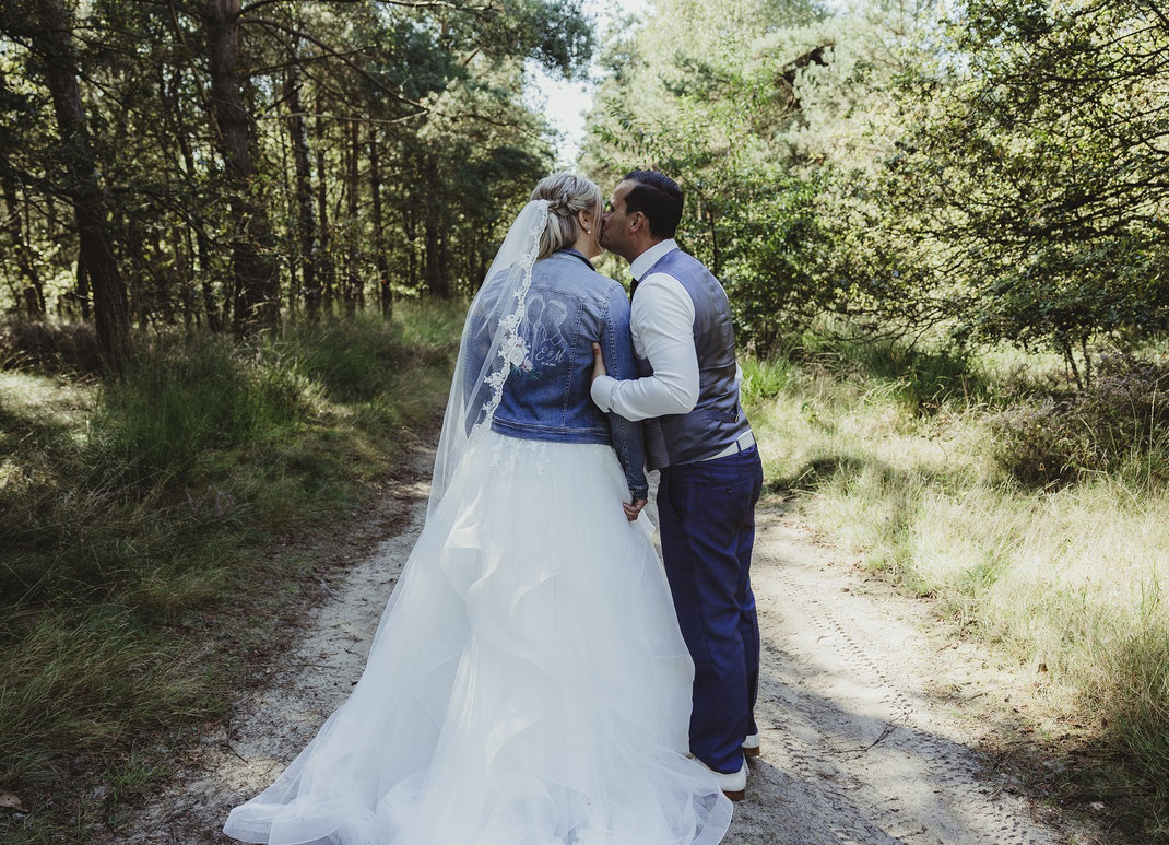 bruidsoutfit met gepersonaliseerd spijkerjasje