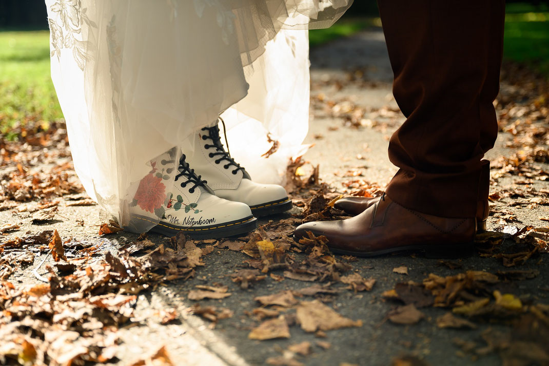 Customized sneakers en martens bruid en bruidegom, maatwerk, eigen inbreng, waar koop ik sneakers met eigen naam?