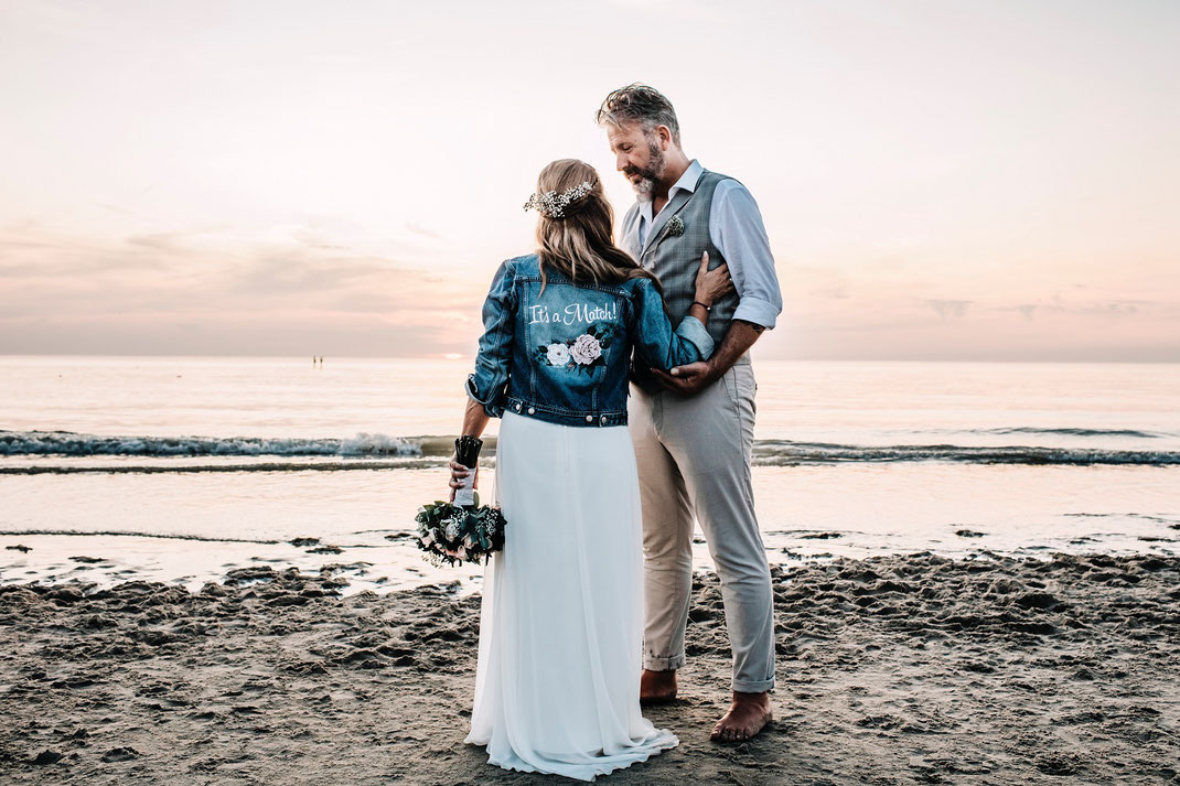 bruiden van nu willen geen stola of bolero maar een hip customized jasje. ideaal voor buiten feesten en bruiloften buiten op strand