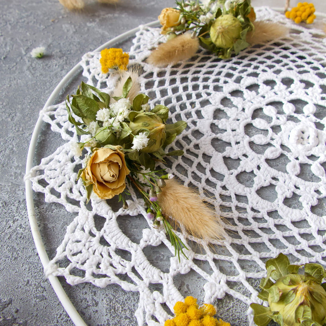 Kleine Sträusschen aus getrockneten Rosen, Schleierkraut, Pampasgras