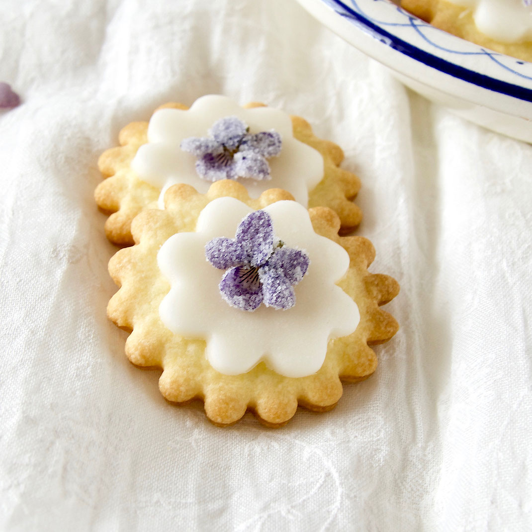 Plätzchen mit gezuckerten Veilchen