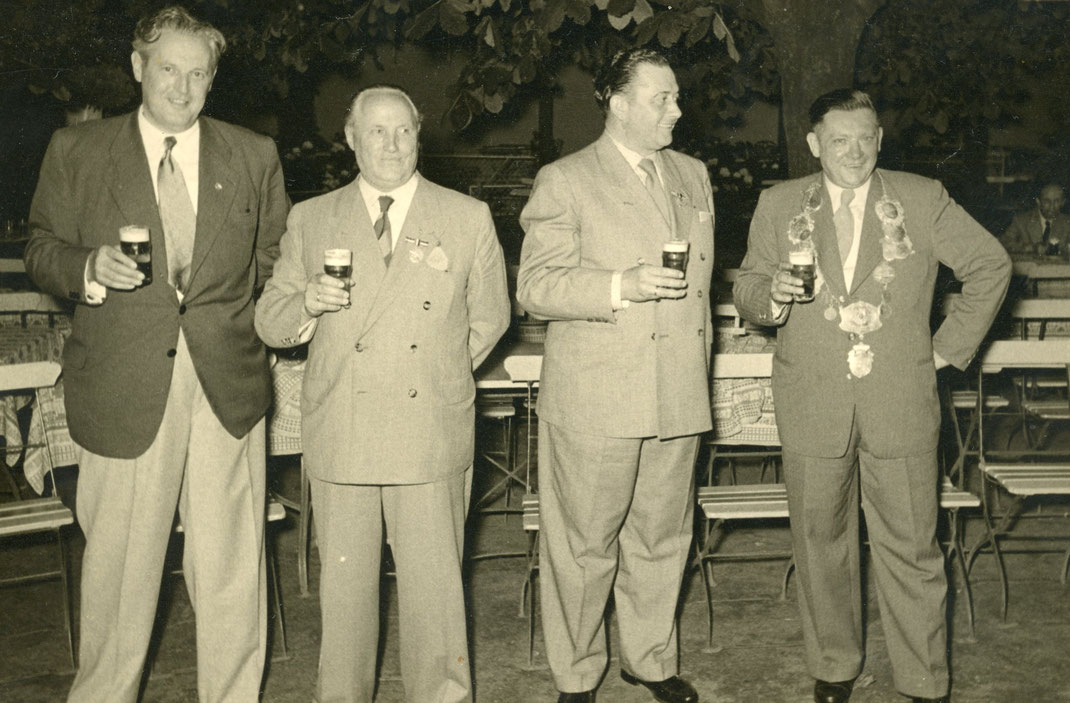 Vier gestandene Herren beim Bier - die Wirtschaftswunderjahre werfen bereits ihren Schatten voraus...😊