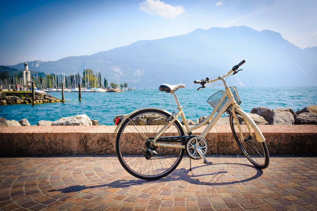 Ein Fahrrad am Ufer des Gardasees in Italien.