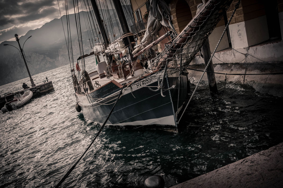 Segelboot in malcesine am Gardasee