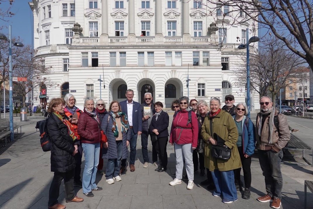 Auf Erkundung in Floridsdorf; der dortige Bezirksvorsteher lief uns zufällig über den Weg...