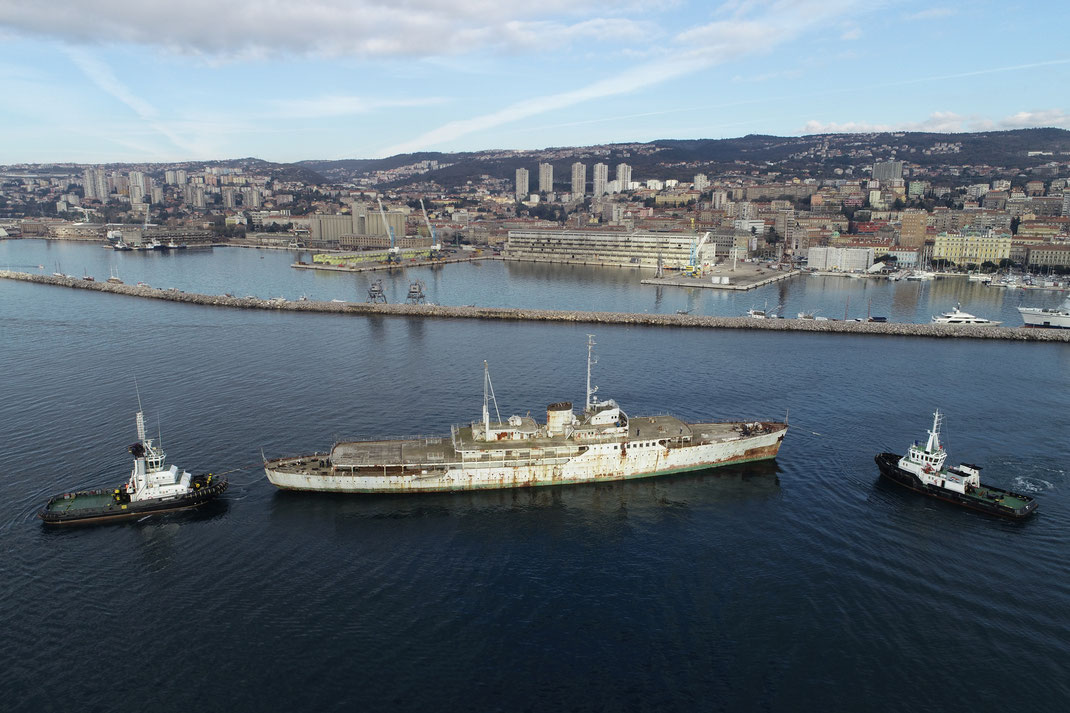 Titos schwimmender Amtssitz - die GALEB - wird in den Hafen zur Renovierung gezogen / alle Fotos: www.rijeka2000.eu