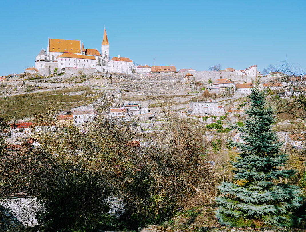 Hoch oben über der Thaya drohnt die kleine Altstadt von Znaim. Fotos: Marco Vanek