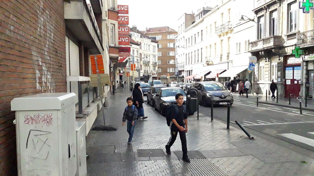 eine Nebenstraße in Alt-Molenbeek; Kleinhändler domieren den Straßenzug