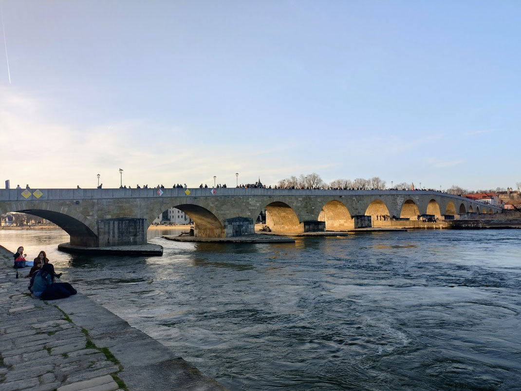 Die Steinerne Brücke, einst wichtigster Donauübergang in Bayern und Hauptgrund des mittelalterlichen Reichtums von Regensburg.